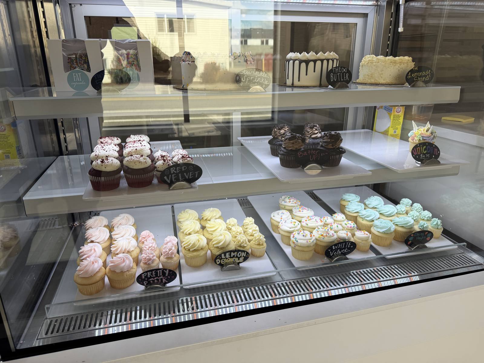 Fat Cupcake storefront, OPEN on the door.